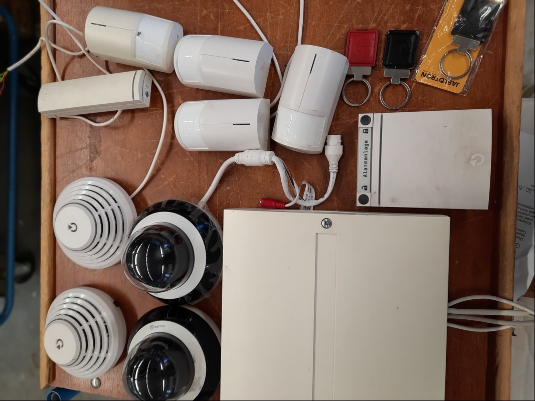 Teile aus Überwachungs-/Alarmanlage, Lieferumfang siehe Bilder,  komplett ungeprüft, ungeprüft keine Garantie auf Funktion und Vollständigkeit (ID=V09-03)