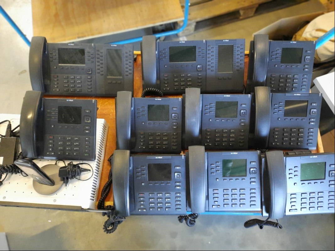 Teile aus Telefonanlage bestehend aus: 1x Mitel SMB Controller 10x Mitel6867i Telefonen-2 davon mit Mitel M685i erweiterung und 1x Gigaset CL 660HX mit Basis, alles komplett ungeprüft, keine Garantie auf Funktion und Vollständigkeit (ID=V09-22)