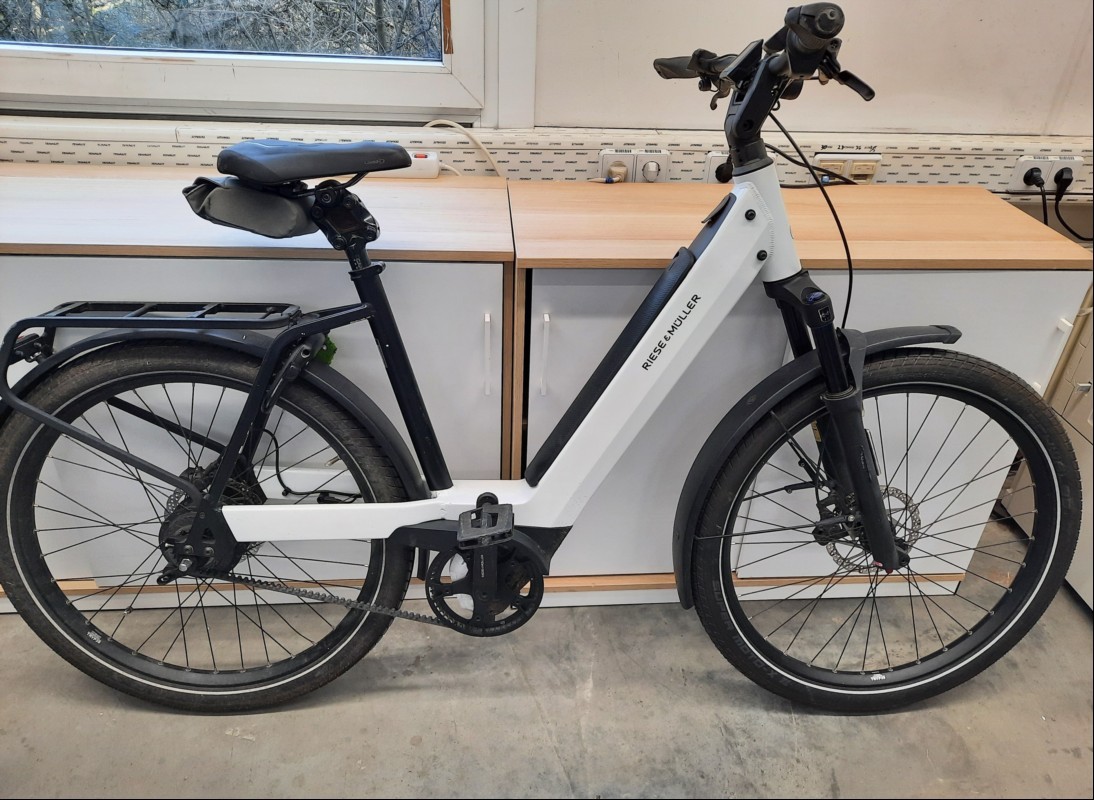Riese & Müller Nevo GT vario, Farbe: weiß, Rahmengröße: 51 cm, Reifengröße: 27,5", Bereifung: Schwalbe, Motor: Performance Line CX, Akku: 625 Wh, Display: Kiox, Schaltung: enviolo, Bremssystem: Scheiben | Hydraulisch, Sattel: Selle Royal, Licht: v...