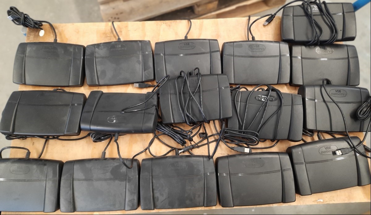 Teile aus DictaNet Wiedergabeset USB mit 16x Infinity 3 USB Fußschalter und 12x USB Kopfhörer, teilweise verschmutzt, Kopfhöhrer teilweise ohne Schaumstoff, siehe Bilder, alles komplett ungeprüft, keine Garantie auf Funktion und Vollständigkeit (I...