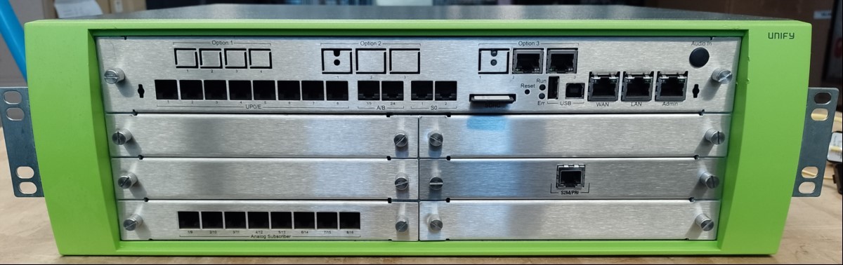 Telefonanlage Unify OpenScape Business X5R (Rack 3HE), Serien-/Modellnummern: 1PS30777-U776-X911 + SJUU-J410010234, mit Einbauwinkel, Inbetriebnahme: 06.2021, Telefonanlage nur elektrisch nicht auf Funktion geprüft! (ID=V08-23)