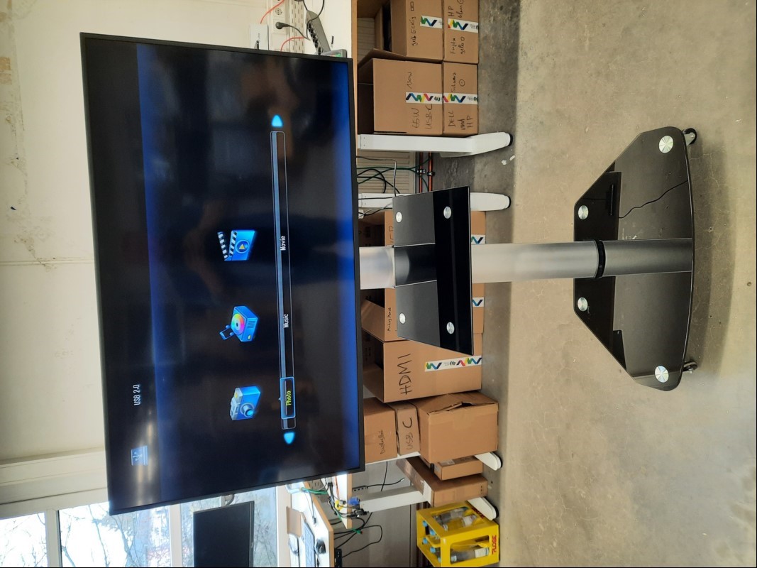 50\'\' (127cm) TFT-Display SHARP PNHW501 (Auflösung 3840 x 2160 4K UHD), 1x USB 2.0 Anschluss, weitere Anschlüsse: 3x HDMI, VGA, Audio(rot/weiß) Klinke, Seriell, RJ45 LAN, Baujahr/Inbetriebnahme: 2021, Farbe: Schwarz, Seriennummer: 05017789, inkl. S...