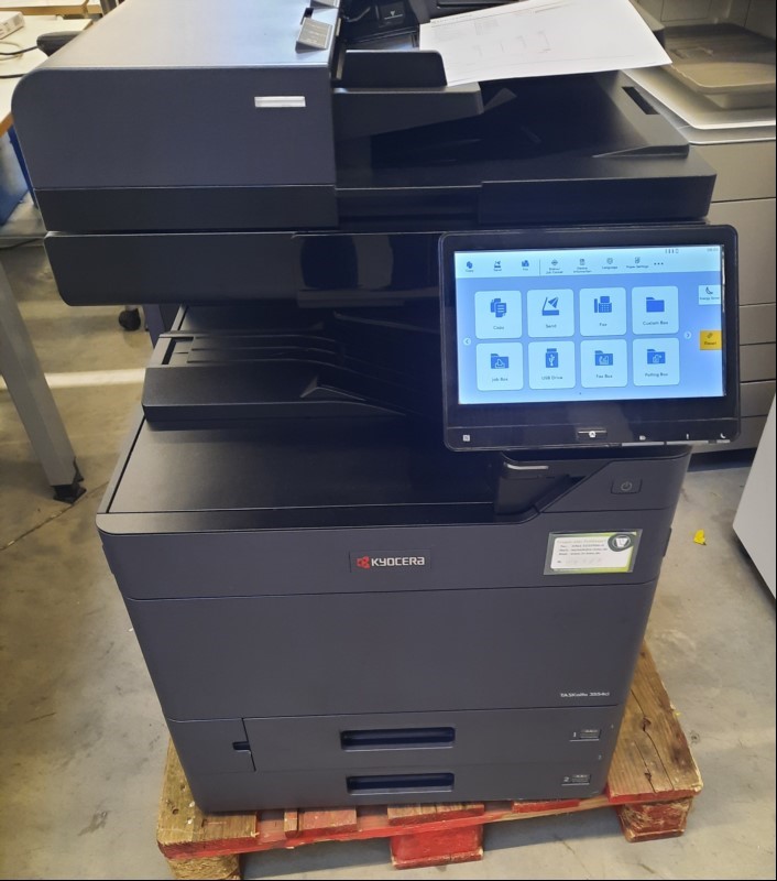 Kyocera TaskAlfa 3554ci,  SN:H562Z47221  2 Papierkassetten, Scanner DP 7150,  Faxkarte, optisch guter gebrauchter Zustand, Unterschrank defekt ,Rolle abgebrochen, Verschmutzungen am Gehäuse, Zähler gesamt: ca. 62651 laut Statusseite, Ausdrucke gut...