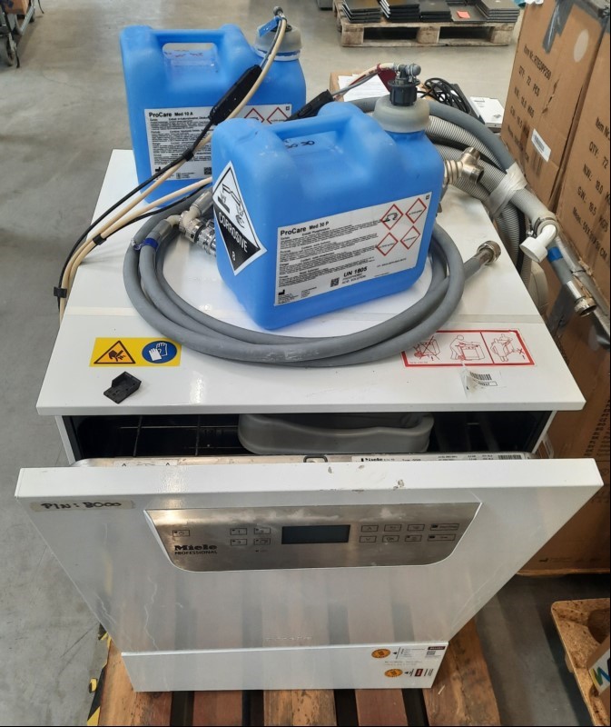 Miele PG 8582 AW LD, SN: 018444434, Reinigungs- und Desinfektionsgerät,  Tür lässt sich nicht schliessen,  untere Blende verbogen,, mit sehr starken  Gebrauchsspuren!,  Vollständig ungeprüft, Miele Service notwendig!!!! , keine Garantie auf Vollst...