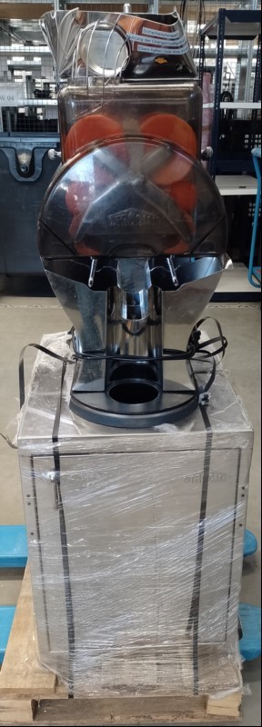 Orangensaftpresse Citrocasa Fantastic F/S3 Advance, Baujahr 2018, Seriennummer: 164.128, Gehäuse ist durch einen Transportschaden stark beschädigt (siehe Bilder), Gerät ist komplett ungeprüft! Keinerlei Garantie auf Vollständigkeit und Funktion! (...