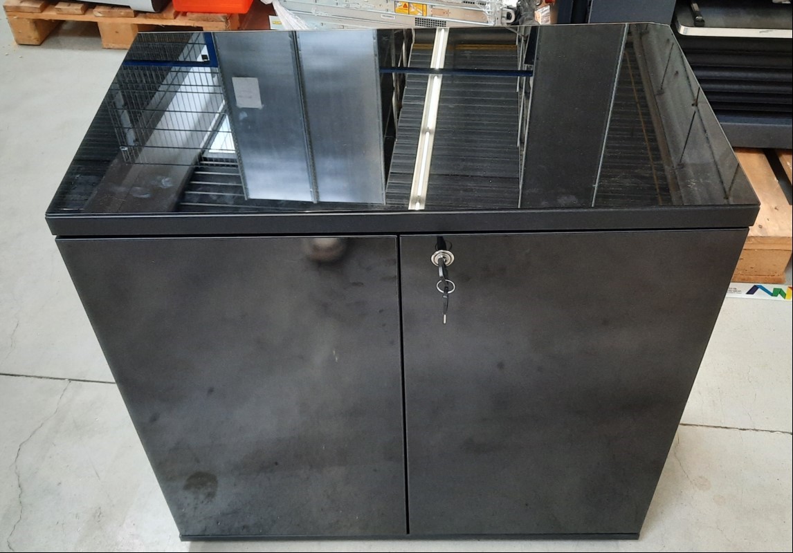 TV /Medienschrank abschließbar inkl. 2x Schlüssel, Farbe: Schwarz glänzend, Maße: B: ca. 80cm, H: ca. 76cm, T: ca.43cm , oben ist eine Glasplatte verbaut, an dieser ist die rechte obere Ecke abgebrochen, siehe Bilder, kein Verpacken / Versand mögl...