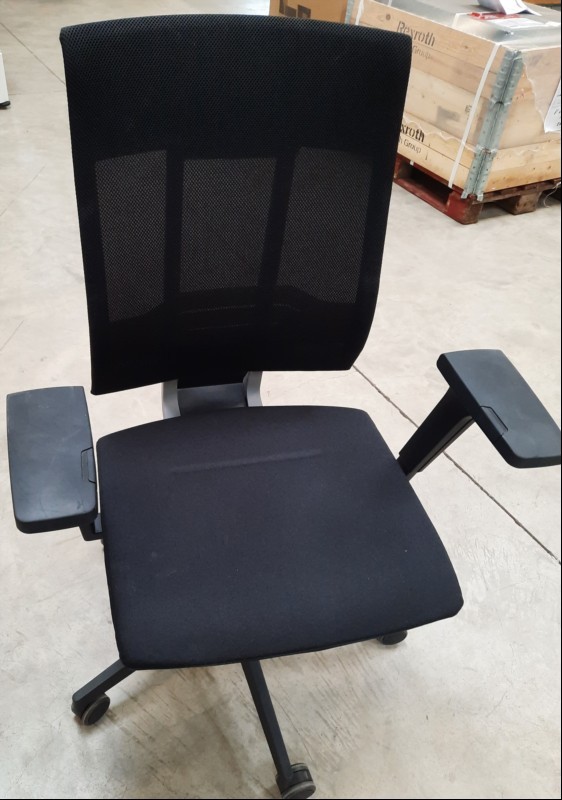  Xenon Drehstuhl Net 101SL,  Netzrückenlehne, Synchronmechanik,
Sitztiefeneinstellung, Lordosenstütze, schwarz Sitzfläche und Rückenlehne verschmutzt, Reinigung notwendig, keine Garantie auf Vollständigkeit und Funktionen, alle Angaben ohne Gewäh...