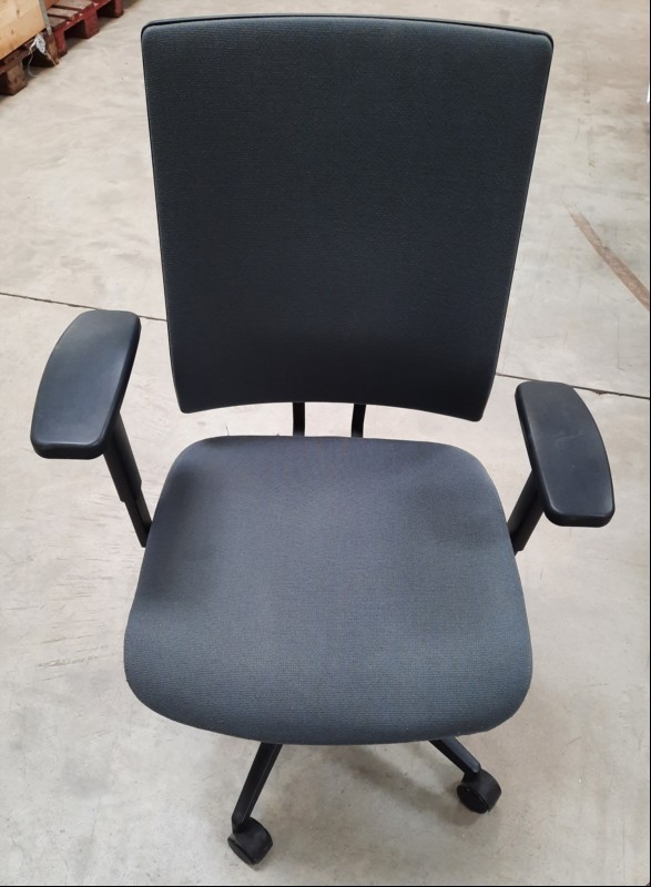 Büro Drehstuhl Netzrückenlehne, Synchronmechanik,
Sitztiefeneinstellung, Lordosenstütze, grau,  Sitzfläche und Rückenlehne verschmutzt, Reinigung notwendig, keine Garantie auf Vollständigkeit und Funktionen, alle Angaben ohne Gewähr.
 (ID=E05-00)