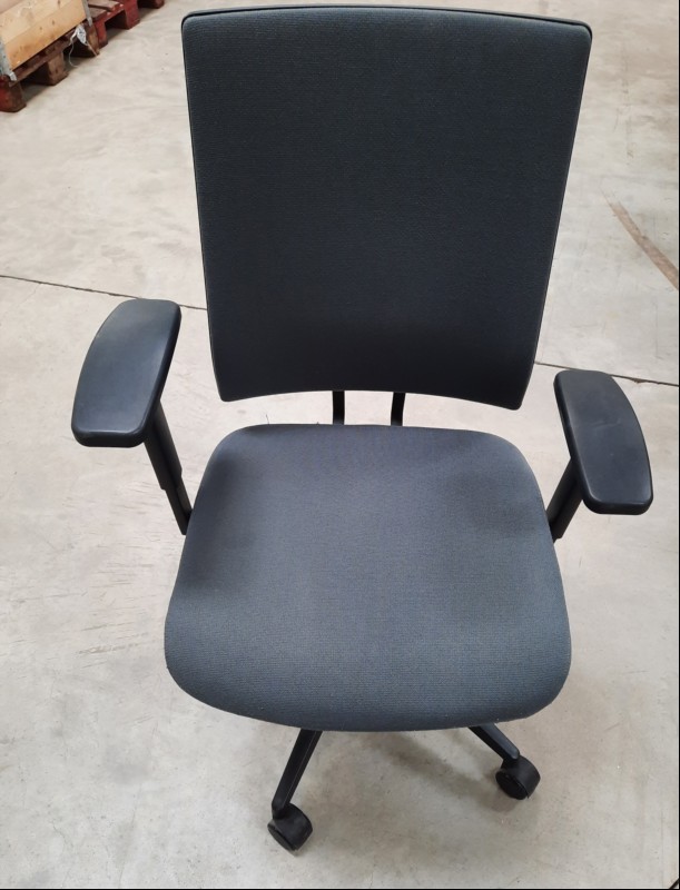 Büro Drehstuhl Netzrückenlehne, Synchronmechanik,
Sitztiefeneinstellung, Lordosenstütze, grau,  Sitzfläche und Rückenlehne verschmutzt, Reinigung notwendig, keine Garantie auf Vollständigkeit und Funktionen, alle Angaben ohne Gewähr.
 (ID=E05-00)