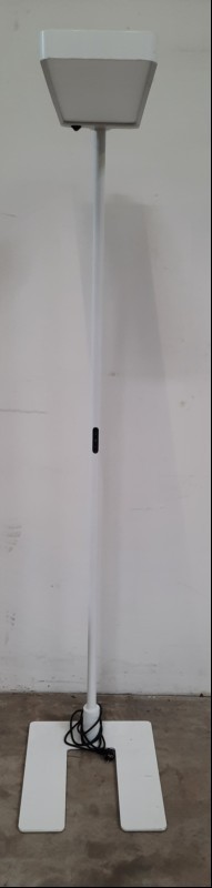 Stehleuchte, Einzelkopf, 4000 K neutralweiss,9400 Lumen
direkt-/indirektstrahlend (19%/81%),dimm- und schaltbar, mit Bedienelement am Standrohr, Leuchtenkopf drehbar (2x 90°)
SensoDim® (mit Licht- und Bewegungssensor)
Fuss U-Form, 68 Watt Systemle...