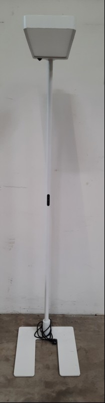 Stehleuchte, Einzelkopf, 4000 K neutralweiss,9400 Lumen
direkt-/indirektstrahlend (19%/81%),dimm- und schaltbar, mit Bedienelement am Standrohr, Leuchtenkopf drehbar (2x 90°)
SensoDim® (mit Licht- und Bewegungssensor)
Fuss U-Form, 68 Watt Systemle...