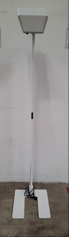 Stehleuchte, Einzelkopf, 4000 K neutralweiss,9400 Lumen
direkt-/indirektstrahlend (19%/81%),dimm- und schaltbar, mit Bedienelement am Standrohr, Leuchtenkopf drehbar (2x 90°)
SensoDim® (mit Licht- und Bewegungssensor)
Fuss U-Form, 68 Watt Systemle...