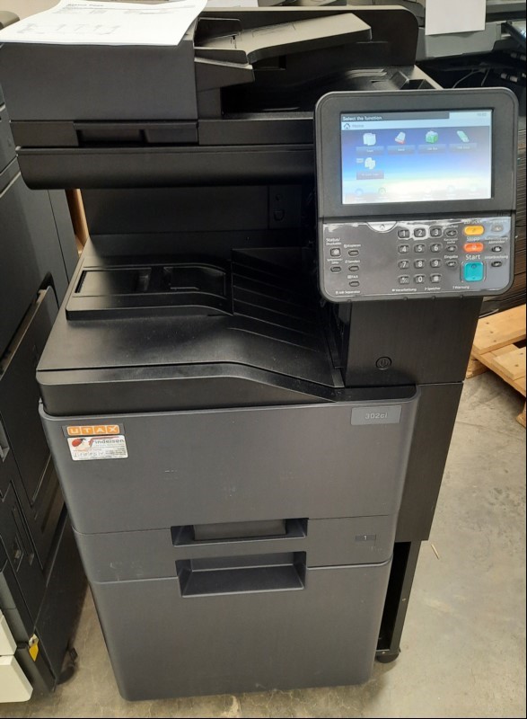 Utax 302ci, SN: RQ20Y01274,  Probedruck OK, Gedruckte Seiten: 14851 gesamt laut Statusseite , optisch guter Zustand mit Gebrauchsspuren, Gerät steht auf Unterschrank mit Rollen, keine Garantie auf Funktion und Vollständigkeit, alle Angaben ohne Ge...