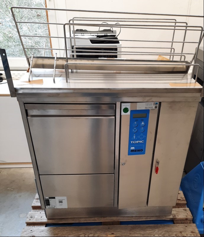 Reinigungs- und. Desinfektionsgerät  Meiko Topic 40, Tischmodell SN: 10529438, Lösung zur schnellen und hygienesicheren Aufbereitung von Patientengeschirren. Das Ergebnis: hygienische Arbeitsabläufe, perfekte Ergonomie und eine optimale Raumausnut...