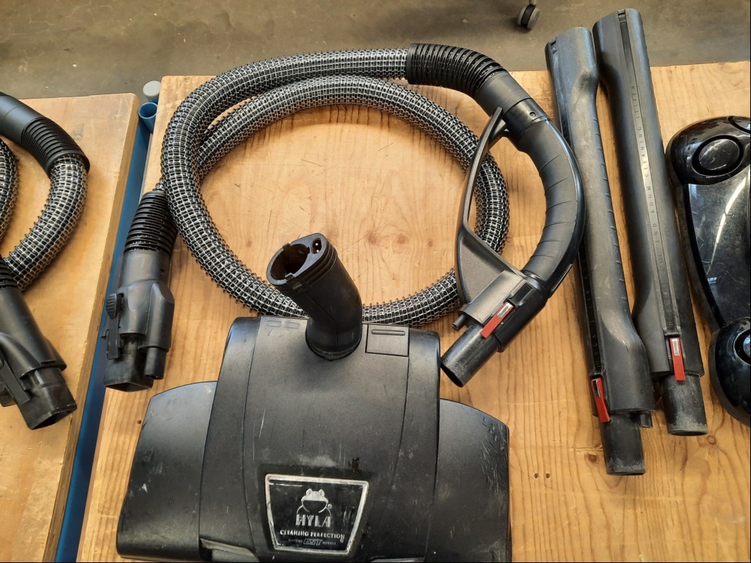 Luft- und Raumreinigungsgerät / Staubsauger HYLA EST mit HYLA EBK 340 LED Elektrobürste und Standartbürste, siehe Bilder, Sauger lässt sich einschalten und saugt-keine weiteren Tests durchgeführt, keine Garantie auf Funktion und Vollständigkeit (I...