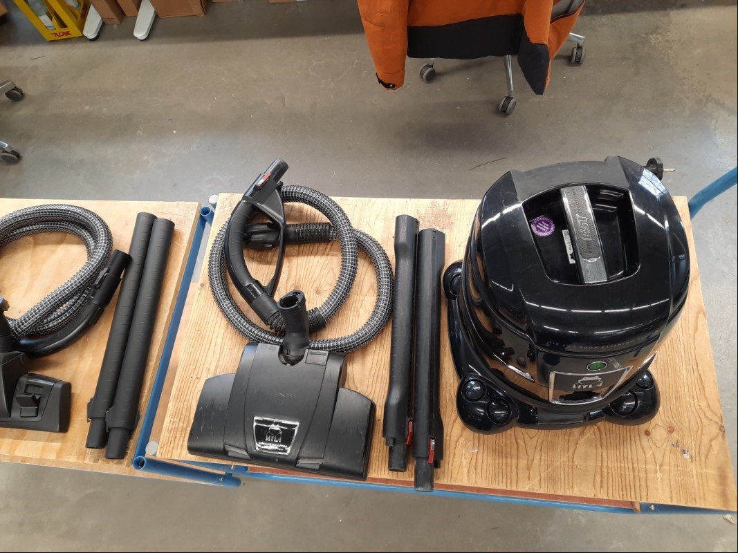 Luft- und Raumreinigungsgerät / Staubsauger HYLA EST mit HYLA EBK 340 LED Elektrobürste und Standartbürste, siehe Bilder, Sauger lässt sich einschalten und saugt-keine weiteren Tests durchgeführt, keine Garantie auf Funktion und Vollständigkeit (I...