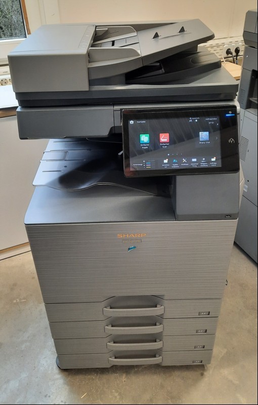 Sharp BP-50C26 inkl. Opt/Zub, SN: 4503729X, 4 Papierkassetten, , Gerät optisch guter Zustand, Datenlöschung durchgeführt, Admin ist bekannt!!!!!  leichte Verschmutzungen und Abschürfungen am Gehäuse, Gedruckte Seiten sw 3615, Farbe 16890  Ausdruck...