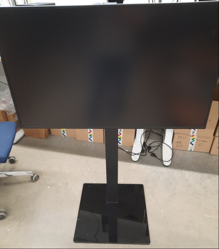 Samsung QH43R 43\'\' Display, Seriennummer: 09C1HNBR900452N, Anschlüsse: 2x USB 2.0, 1x RJ45 LAN, 1x DVI, 2x HDMI IN, 1x DisplayPort IN, 1x HDMI OUT und Audio IN/OUT inkl. Fernbedienung, siehe Bilder, unter dem Standfuß fehlen 2 Gummifüße, Gerät nur...