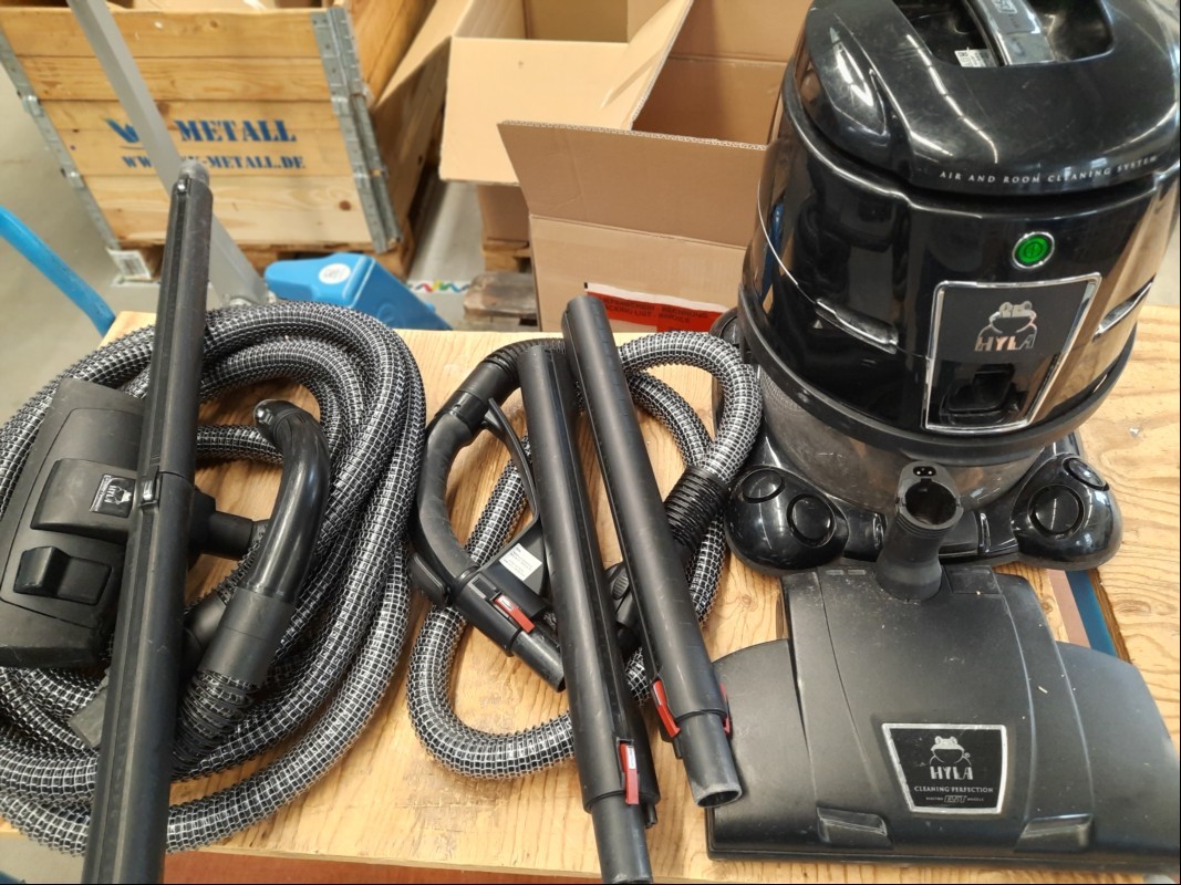 Luft- und Raumreinigungsgerät / Staubsauger HYLA EST mit HYLA EBK 340 LED Elektrobürste und Standartbürste, siehe Bilder, Sauger lässt sich einschalten und saugt-keine weiteren Tests durchgeführt, keine Garantie auf Funktion und Vollständigkeit (I...