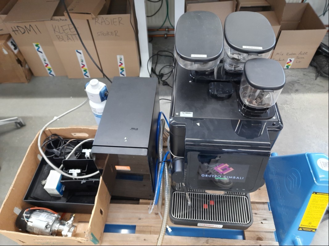 La Cimbali S20-Kaffeemaschine inkl. Kühlschrank und Zubehör, teilweise verschmutzt, siehe Bilder, nur elektrisch geprüft(lässt sich einschalten, keine weiteren Tests durchgeführt), keine Garantie auf Funktion und Vollständigkeit (ID=V14-00)