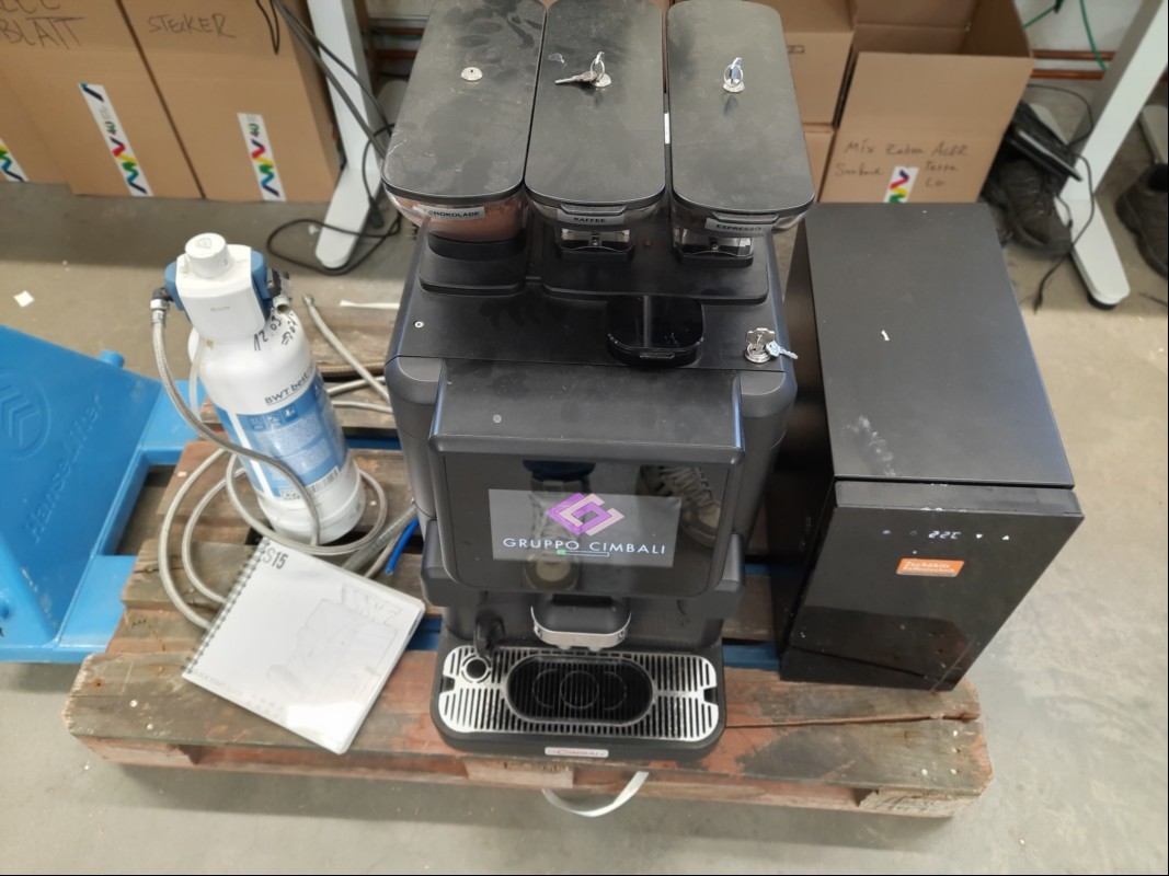 La Cimbali S15-Kaffeemaschine inkl. Kühlschrank und Zubehör, teilweise verschmutzt, siehe Bilder, nur elektrisch geprüft(lässt sich einschalten, keine weiteren Tests durchgeführt), keine Garantie auf Funktion und Vollständigkeit (ID=V14-00)