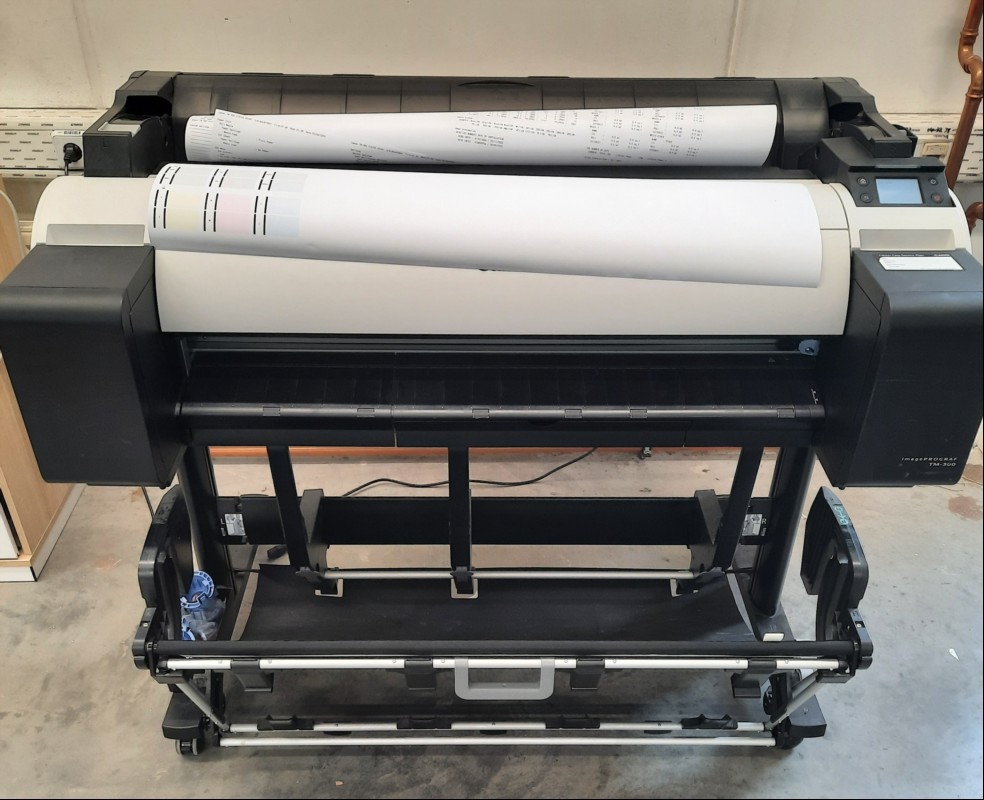 Canon iPF TM-300 m. Zub, SN: BALB19041, System startet,Tinte vorhanden Düsenmuster gedruckt, Ausdruck gut, Inbetriebnahme 2020, ca. 554 m² laut Anzeige gedruckt, Gehäuse verschmutzt mit Abschürfungen, keine Garantie auf Funktion und Vollständigkei...