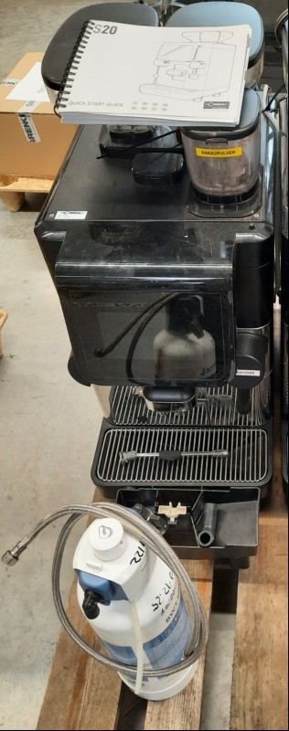 La Cimbali Kaffeevollautomat Cimbali S20, SN: 1953266,  teilweise verschmutzt, siehe Bilder, nur elektrisch geprüft(lässt sich einschalten, keine weiteren Tests durchgeführt), keine Garantie auf Funktion und Vollständigkeit (ID=T09-00)