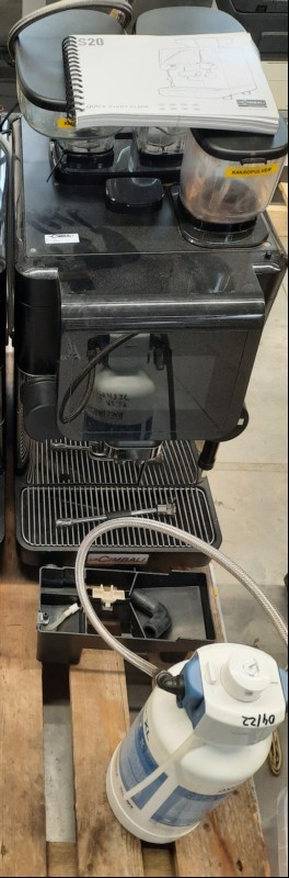 La Cimbali Kaffeevollautomat Cimbali S20, SN: 1949438,  teilweise verschmutzt, siehe Bilder, nur elektrisch geprüft(lässt sich einschalten, keine weiteren Tests durchgeführt), keine Garantie auf Funktion und Vollständigkeit (ID=T09-00)