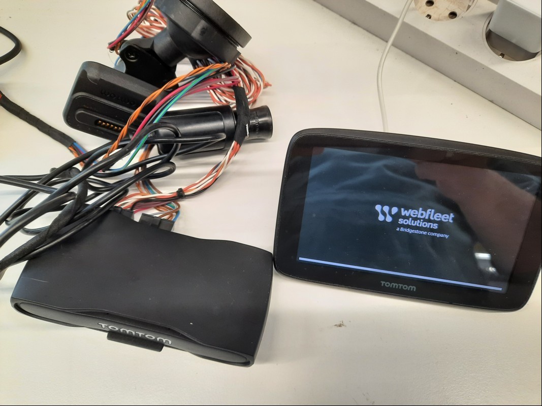 GPS-Navigationsgerät Webfleet Solution Pro 7350 TRUCK (Model: 4PN50 / 4KY0.001.00), 13cm (5") Touchdisplay, Anschlüsse: MicroSD und Micro-USB, TomTom ließ sich einschalten und zurücksetzen,  Seriennummer: ZJ3519I01508 undWebfleet Solutions Link 71...