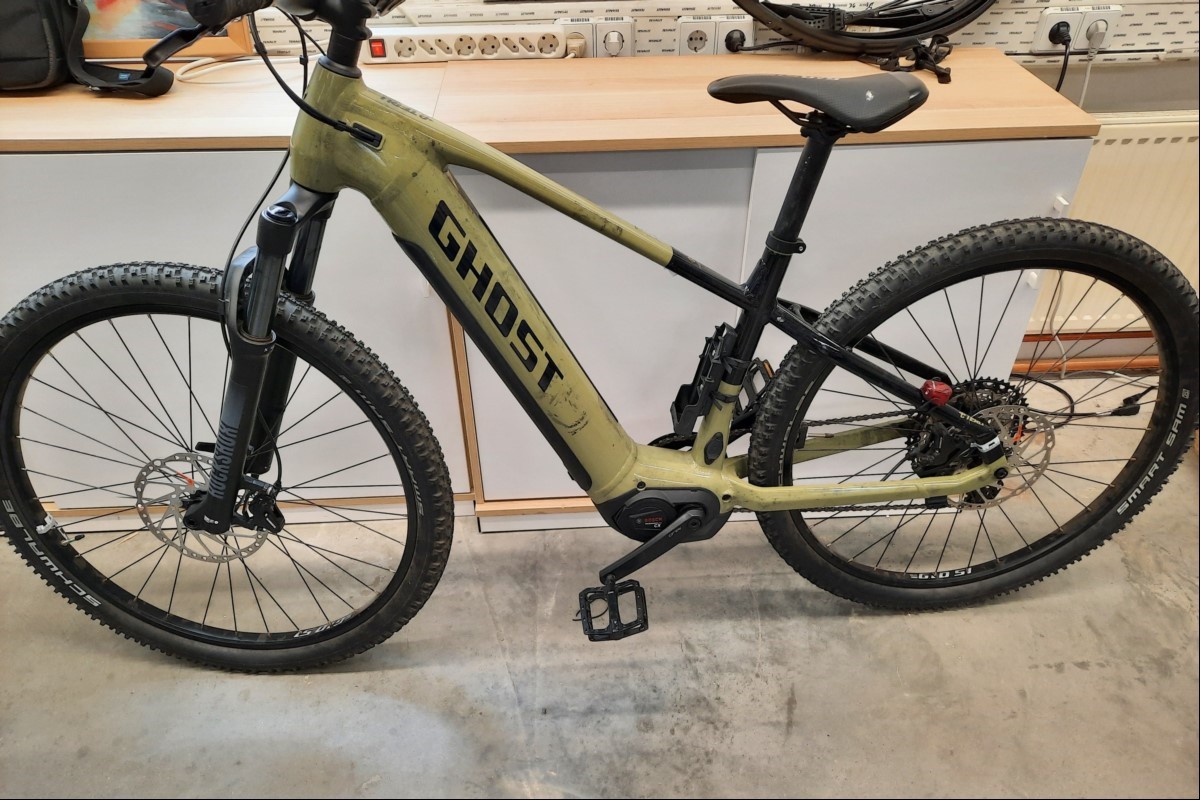 Ghost E-Mountainbike, Rahmen: E-TERU AL Rahmen, Rahmengröße: M, Reifengröße: 29", Bereifung: Schwalbe, Federgabel: Rockfhox, Motor: Bosch Performance Line Motor, Display: KIOX 300, Schaltung: Kettenschaltung, Bremssystem: Scheibenbremsen, Zubehör:...