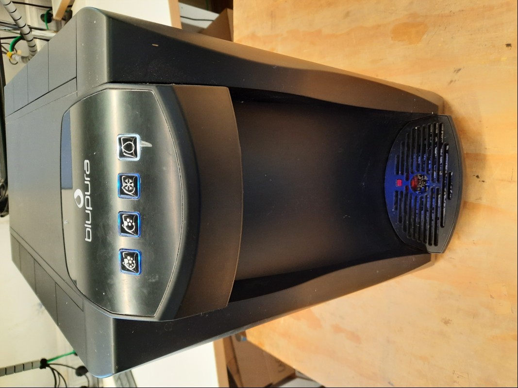 Wasserspender Blupura Piccola 15 Fizz, teilweise verschmutzt, Kratzer am Gehäuse, ein Stück Lüftungsgitter wurde rausgeschnitten, siehe Bilder, Gerät nur elektrisch geprüft(lässt sich einschalten, LED\'s leuchten blau, keine weiteren Tests durchgef...