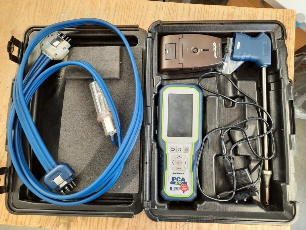 Abgasmessgerät / Rauchgasanalysegerät Bacharach PCA 400 im Koffer bestehend aus: 1x  Bacharach PCA400 Abgasanalysegerät (Modell: 0024-7351 TOK2020 S/N 22083088), 1x Gasentnahmesonde, 1x Bluetooth-Thermodrucker, siehe Bilder, Geräte nur elektrisch ...