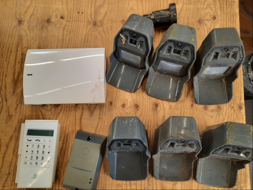 Teile aus Videofied Sicherheitssystem Überwachungs-/Alarmanlage, Lieferumfang siehe Bilder, komplett ungeprüft, keine Garantie auf Funktion und Vollständigkeit (ID=V08-03)