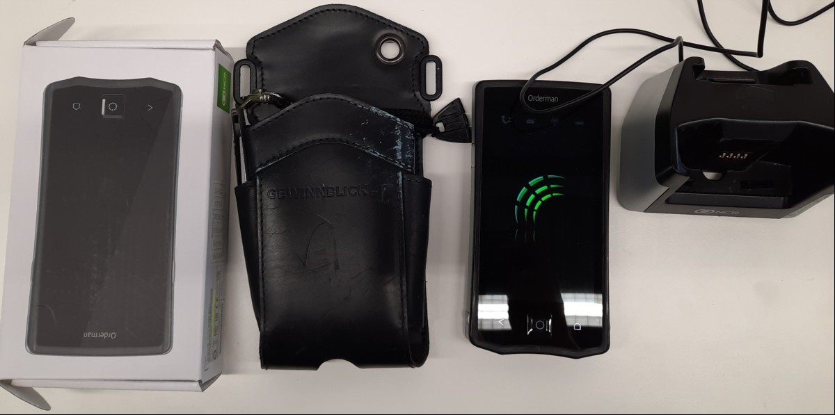 NCR Orderman7 Model: 7777-01XX Handterminal inkl. Ladestation mit Netzteil und Tasche(verschmutzt), siehe Bilder, Gerät nur elektrisch geprüft(lässt sich einschalten, keine weiterenTests durchgeführt), keine Garantie auf Funktion und Vollständigke...
