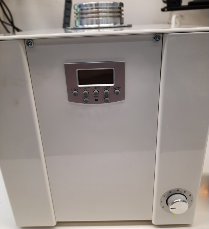 Domi Sense Aroma Diffusor ohne Standfuss (4x Gummifüße), Farbe: Weiß, Maße: Höhe: 21,5 cm, Breite: 20,5 cm, Tiefe: 20,5 cm, S/N: 1942-4-3162, nur elektrisch geprüft, Gerät lässt sich einschalten, die LED unter dem Einstellrad leuchtet grün, das Ge...