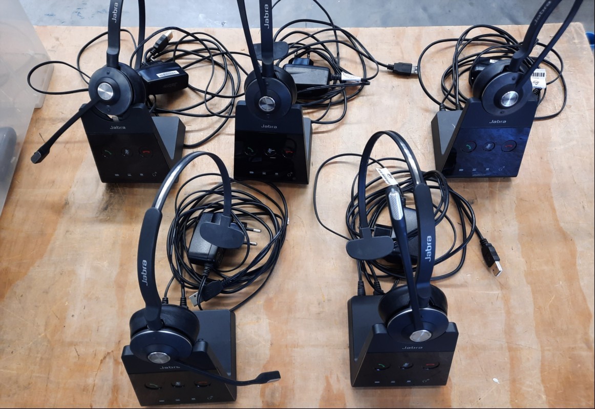 5x Jabra Engage 65 mit Basisstation, Netzteil und USB-Anschlusskabel + 2x JABRA Headsets Evolve 40 MS, teilweise verschmutzt, siehe bilder, ungeprüft keine Garantie auf Funktion und Vollständigkeit (ID=T09-00)