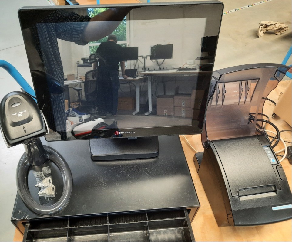 Teile aus Computerkassensystem bestehend aus: Colormetrics Touch-Computerkasse P1000, Metapace Thermo-Bondrucker T-3II, Metapace Handscanner S-61 und Metapace Kassenlade mit einem Schlüssel, alle Geräte wurden nur elektrisch geprüft (Kasse lies si...