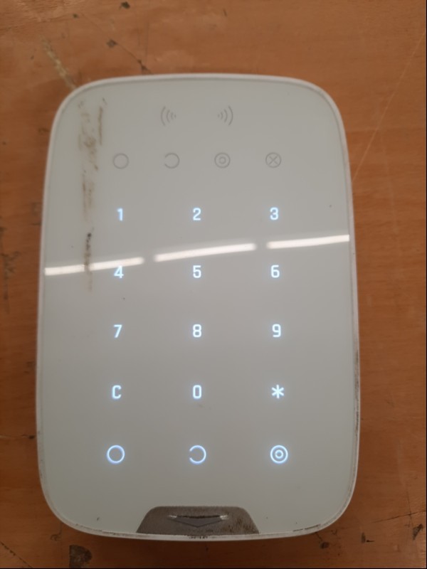 Teile aus  Schutzhaus Pro Alarm/Überwachungsanlage bestehend aus: Schutzhaus Pro Zentrale Hub 2, 3x Bewegungsmelder, 2x Außenbewegungsmelder, 2x  Außensirene und Schutzhaus Pro Bedienteil, siehe Bilder, ungeprüft, keine Garantie auf Funktion und V...