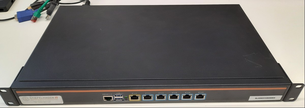 Firewall 19 \'\' Rack, 1 HE, Einbauwinkel, Anschlüsse: 1x RJ45 Console, 2x USB 3.0, 6x RJ45 ETH 0-5, Inbetriebnahme: Juni 2024, Gerät nur elektrisch geprüft (nach Stromzufuhr leuchtet die Power LED grün, keine weiteren Tests durchgeführt), keine Gar...