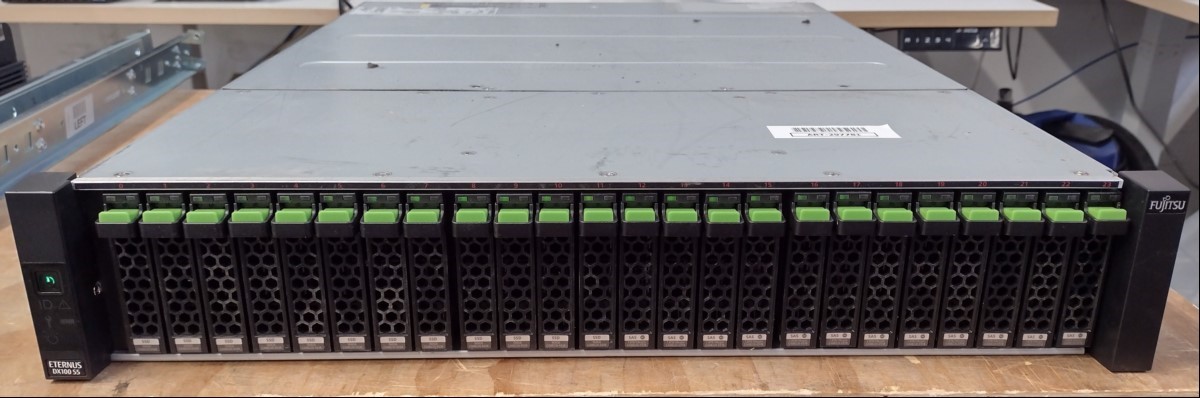 Fujitsu Storage Eternus DX100 S5, mit 12x 1.8 TB Seagate ST1800MM0129 SAS HDDs und 12x 960 GB SAMSUNG MZILT960HAHQ SAS SSDs (Datenträger mit Blancco gelöscht), Storage nur elektrisch nicht auf Funktion geprüft (Gerät läßt sich einschalten, diverse...