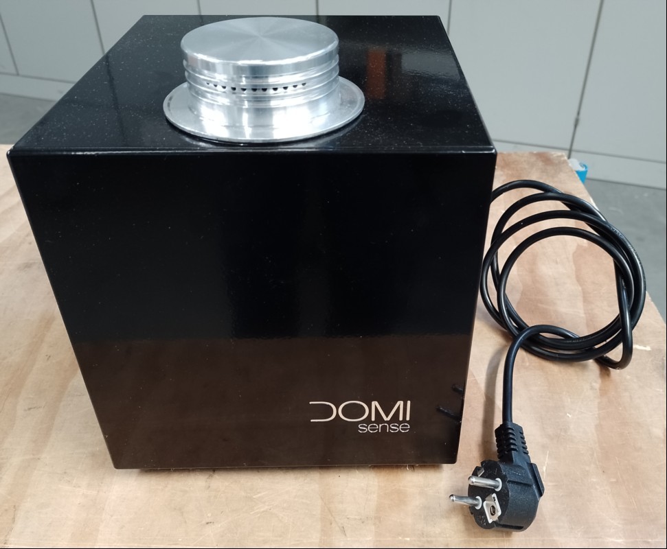 Domi Sense Aroma Diffusor ohne Standfuss (4x Gummifüße), Farbe: schwarz, Maße: Höhe: 21,5 cm, Breite: 20,5 cm, Tiefe: 20,5 cm, S/N: 100-300-384,nur elektrisch geprüft (Gerät lässt sich einschalten, keine weiteren Tests durchgeführt), keine Garanti...