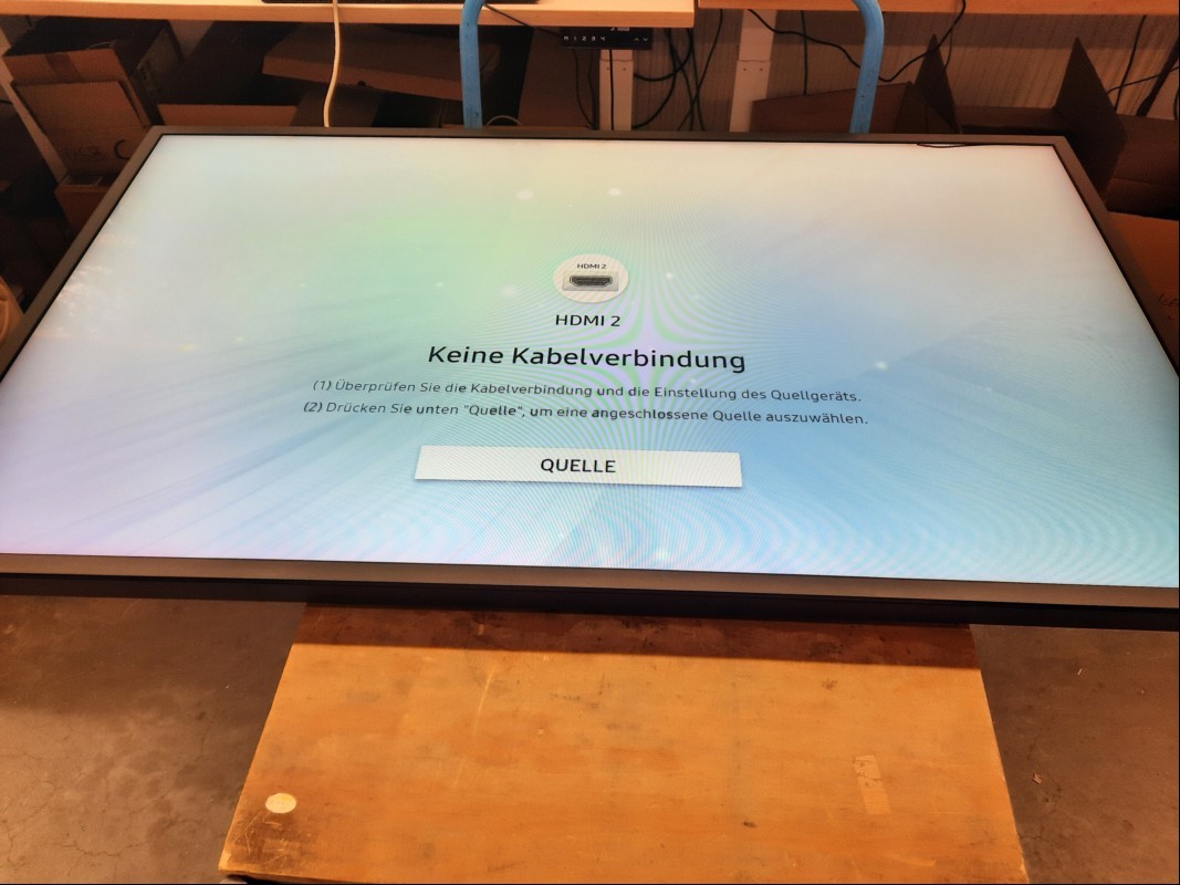 55\'\' (139,7cm) TFT-Display Samsung OM55N-S (Model Code:LH55OMNESGBXEN) (Auflösung 1920x1080), 1x USB 2.0 Anschluss, HDMI, DisplayPort, Farbe: Schwarz, Seriennummer: 0JBBHNQT100485F, mit Standfuß (demontiert und ungeprüft), Rahmenbruch an der recht...