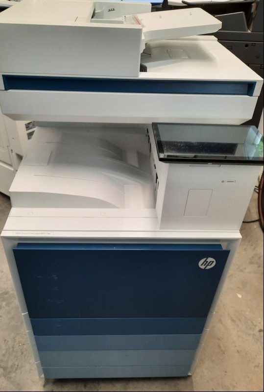HP MFP E78625dn, SN: CNBBRB21GM, 4 Papierfächer,  Gerät optisch schlechter gebrauchter Zustand, Unterschrank Rollen defekt Ausdrucke  nicht möglich, ohne Betriebssystem, Gerät startet nicht da Festplatte fehlt, Verkauf als defekt,  keine weiteren ...