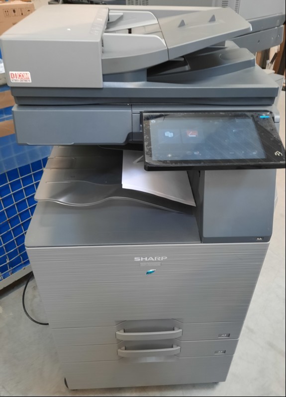 Sharp BP50M26, Mono Kopiersystem,  SN: 3500141300, 2 Papierkassetten, Unterschrank, Gerät verschmutzt, Wartung und Service empfohlen, Gedruckte Seiten 10058 Ausdrucke gut, Inbetriebnahme laut Rechnung: 07.2024, keine Garantie auf Funktion und Voll...