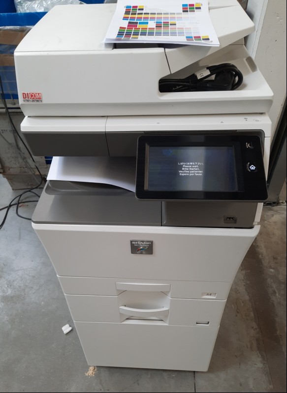 Sharp MX-C403W, SN: 2300440Y00,  Inbetriebnahme 07.2024, Gedruckte Seiten s/w:31417, color:19211 laut Ausdruck, Ausdrucke gut, 2x Papierfach, Unterschrank, keine weiteren Tests durchgeführt, Wartung und Service empfohlen, keine Garantie auf Vollst...
