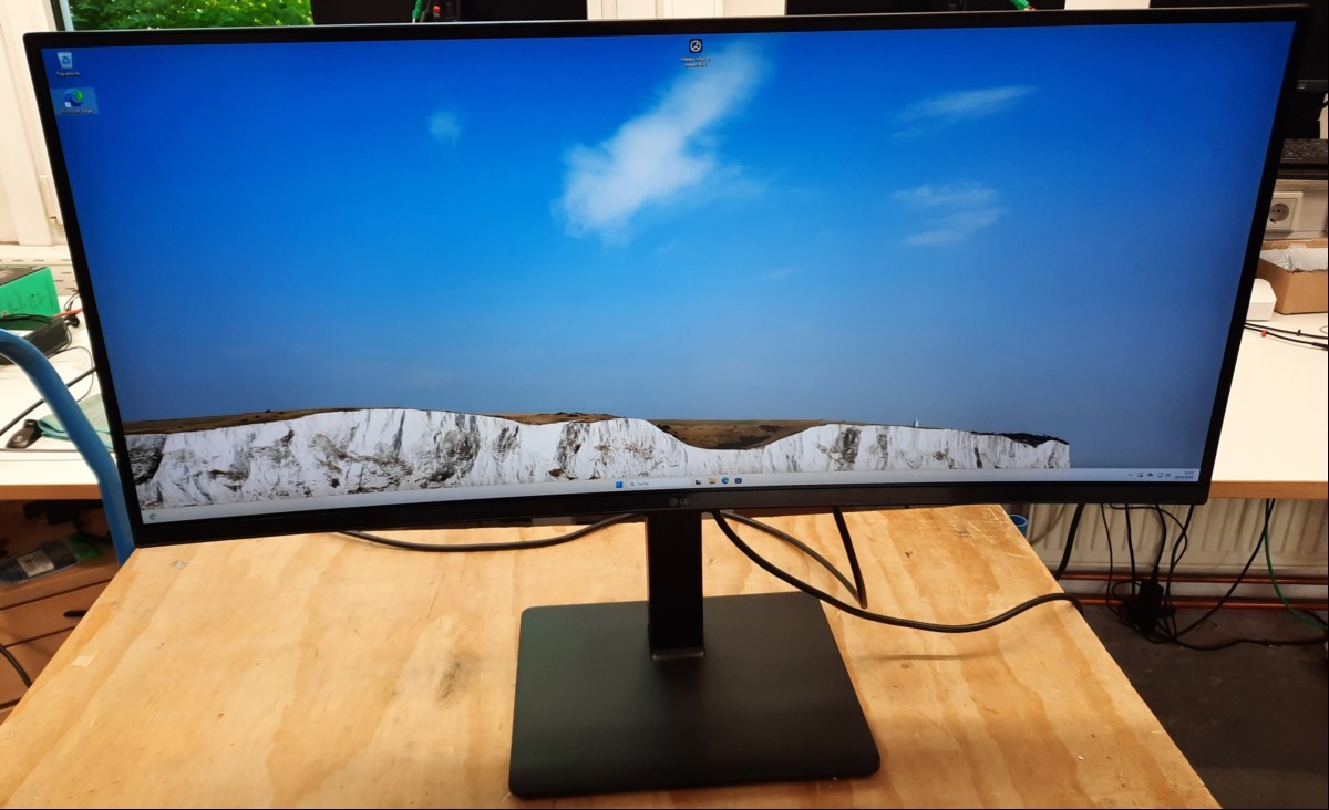 87cm (34\'\') TFT-Display LG 34BQ77QB-B (Auflösung 3440x1440 (UWQHD), 21:9, 110ppi), 2x USB 2.0 Anschluss, 2x USB 3.0 Anschluss, DisplayPort, weitere Anschlüsse: 2x HDMI, 1x RJ45 LAN, 1x USB-C, USB Uplink, Baujahr/Inbetriebnahme: 2023, Farbe: Schwar...