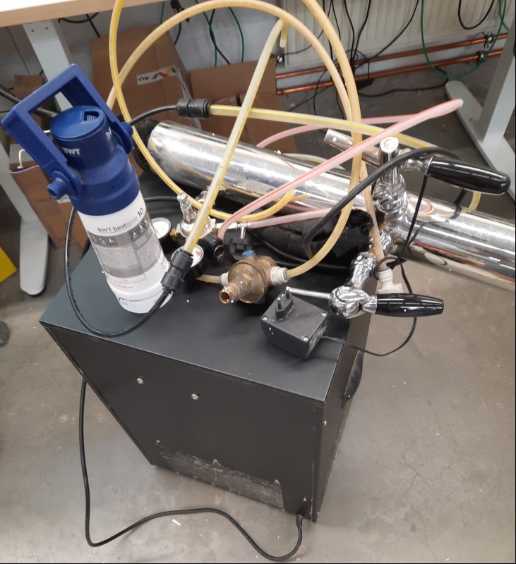THOREAU Tafelwasser-Anlage, Zustand / Lieferumfang: siehe Bilder, Gerät nur elektrisch geprüft (lässt sich einschalten, keine weiteren Tests durchgeführt), keine Garantie auf Funktion und Vollständigkeit, kein Verpacken / Versand möglich-nur Selbs...