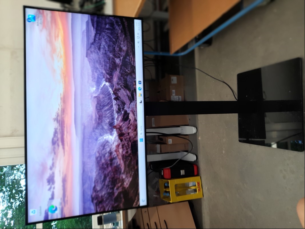 42" (106,5 cm) TFT-Display SHARP PN-R426 (Auflösung 1920 x 1080), 1x USB 2.0 Anschluss, weitere Anschlüsse: RJ45 LAN, USB 2.0, DisplayPort In/Out, 2x HDMI, DVI, VGA, Serial In/Out und Audio-Klinke, Farbe: Schwarz, Seriennummer: 0S00110X, Kratzer /...