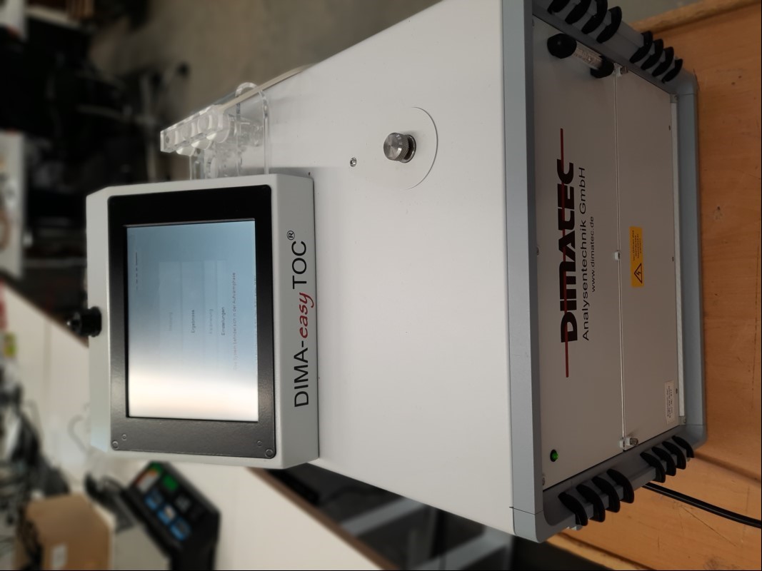 DIMA-easyTOC Analysegerät inkl. Mikroliter Hubkolbenspritze, siehe Bilder, nur elektrisch geprüft(Gerät lässt sich einschalten und zeigt ein Bild, keine weiteren Tests durchgeführt), keine Garantie auf Funktion und Vollständigkeit (ID=V06-22)