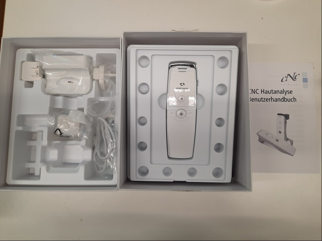 CNC AP-100 Mobiles Haut-/Haaranalysegerät, in OVP, Lieferumfang siehe Bilder, nur elektrisch geprüft (nach Stromzufuhr leuchtet die Power LED blau, keine weiteren Tests durchgeführt), keine Garantie auf Funktion und Vollständigkeit (ID=V06-04)